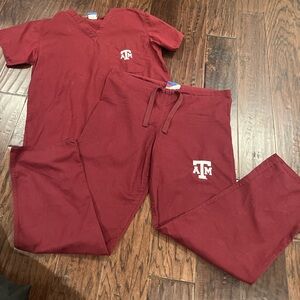 Gelscrubs Texas A&M Scrubs Women’s Burgundy Set